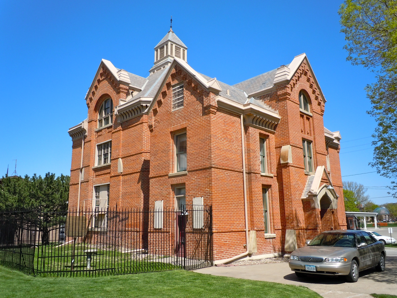 https://upload.wikimedia.org/wikipedia/commons/c/ca/Council_Bluffs_Old_Jail.JPG Smallbones, CC0, via Wikimedia Commons